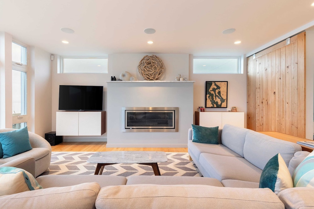 Chic Whidbey Island Waterfront Home w/ Hot Tub, Firepits + Views