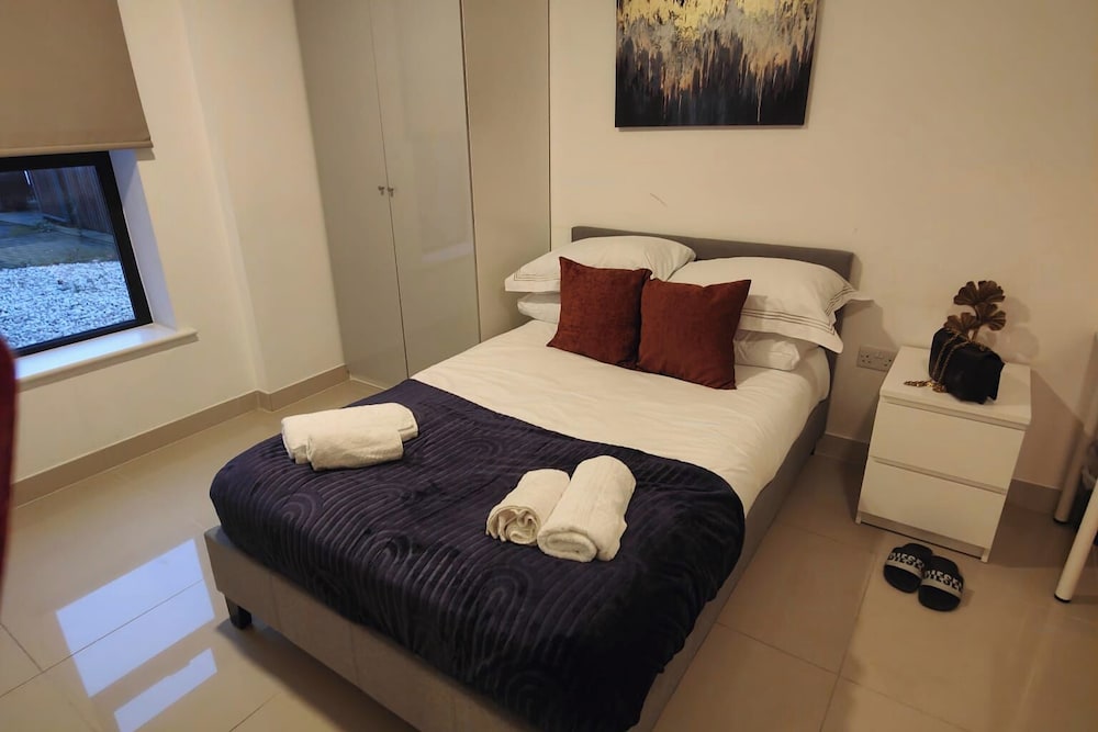 Leeds 3 Bed En-suites Apartment Retreat- Sleeps 9