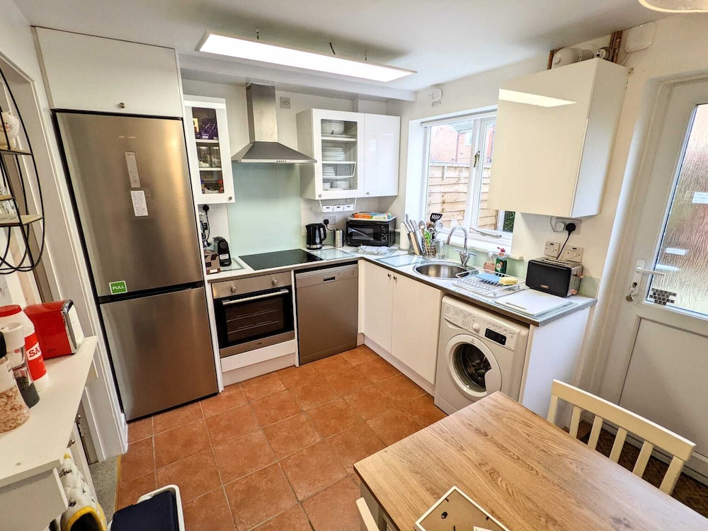 Beautiful 2 Bedroom House in Quiet Location view 5