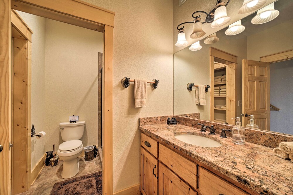 Luxury Dog-friendly Cabin Rental in Franklin view 5