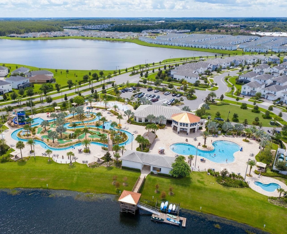 Amazing Townhome With Lake View at Storey Lake Resort
