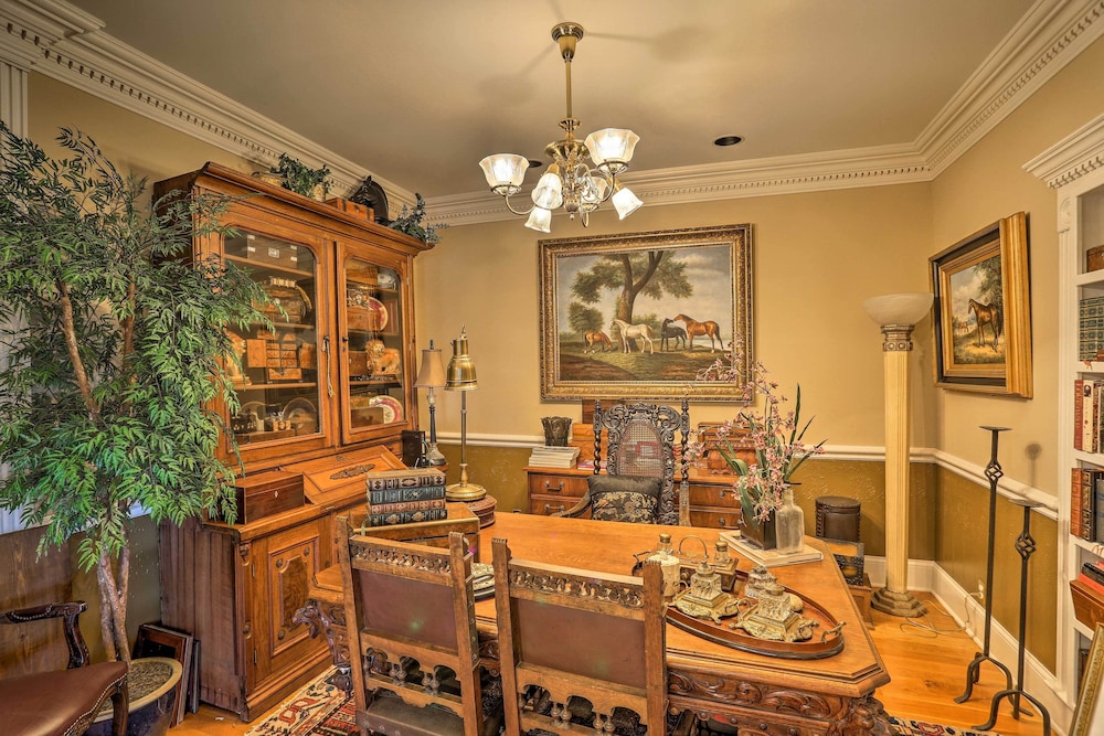 Historic Cedar Hill Mansion on Large Farm w/ Pool! view 2