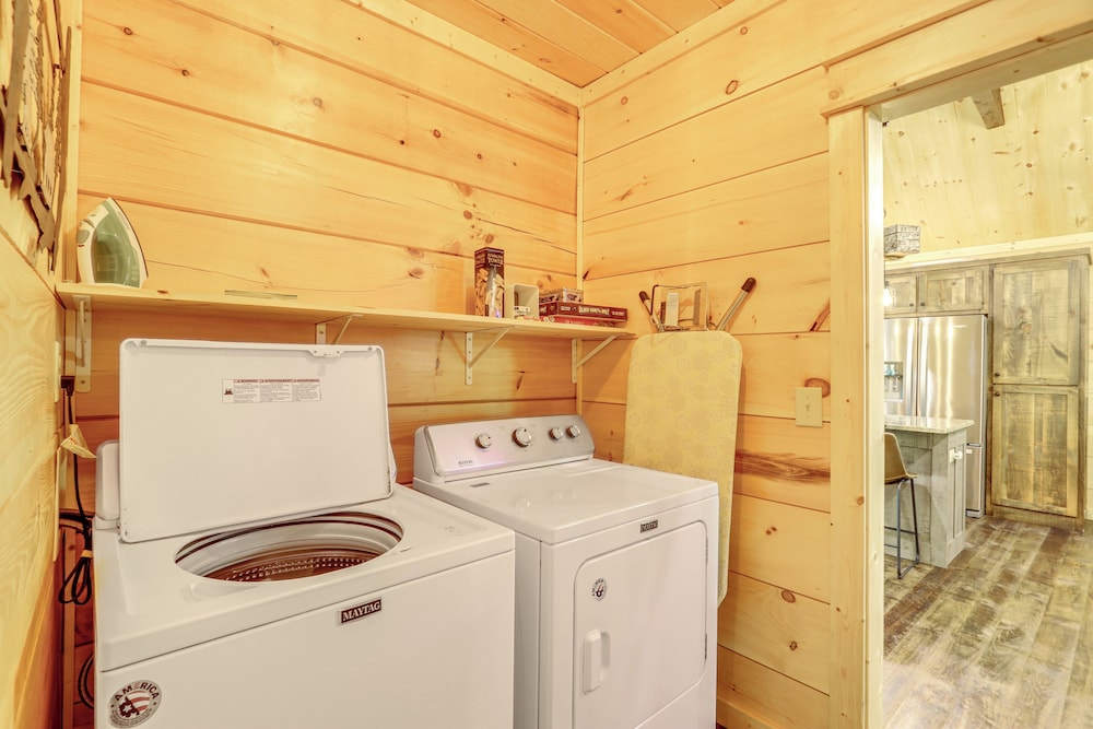 Ellijay Mountain Cabin w/ Hot Tub & Spacious Deck