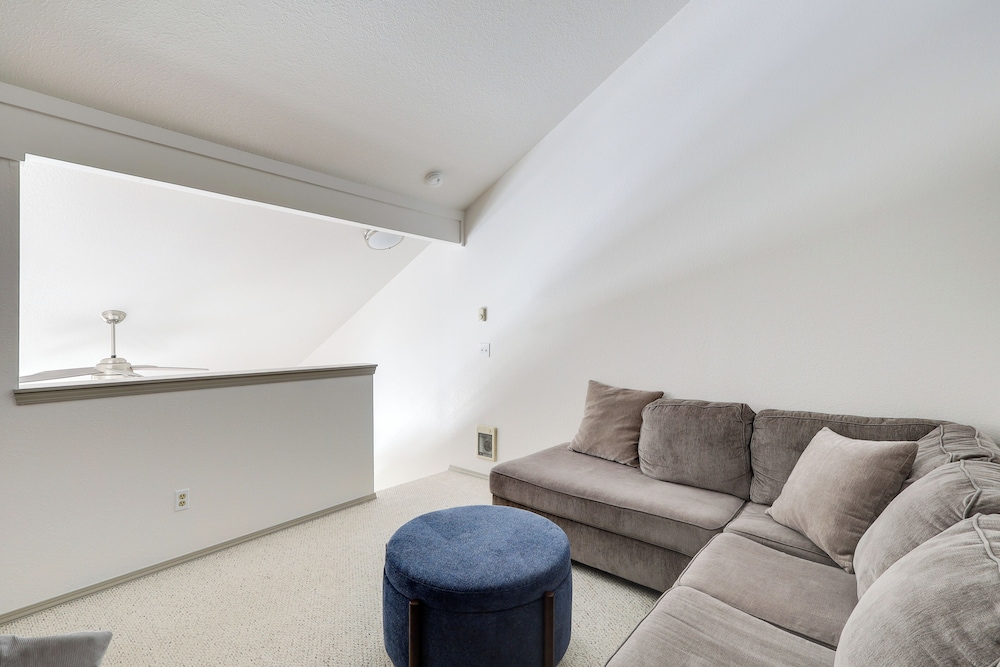 Walk to Payette Lake: Mccall Condo w/ Fireplace
