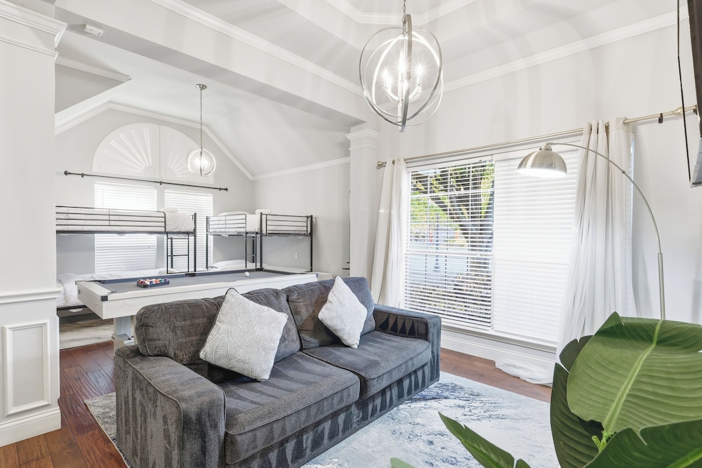 Lux Cozy 5B2B Home for Families
