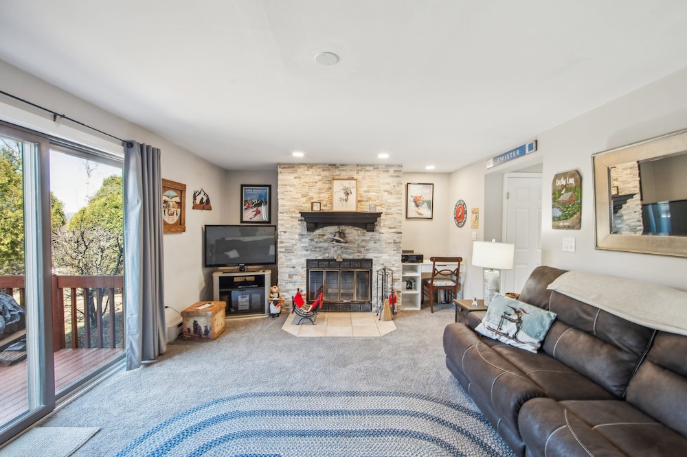 46er 15e - Stylish & Comfortable Mountain Retreat 2 Bedroom Townhouse by The Summit at Gore Mountain