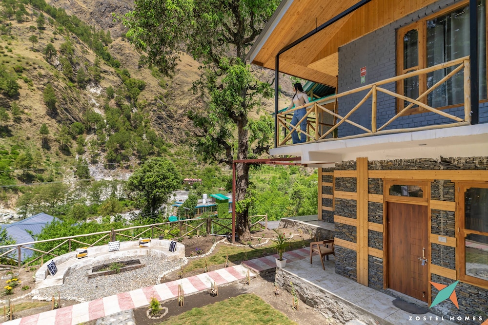 Zostel Homes Tirthan - Gushaini