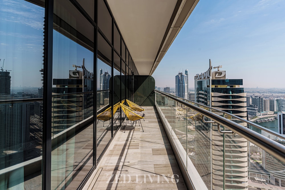 Downtown Dubai | Walk to Dubai Mall + Burj Views