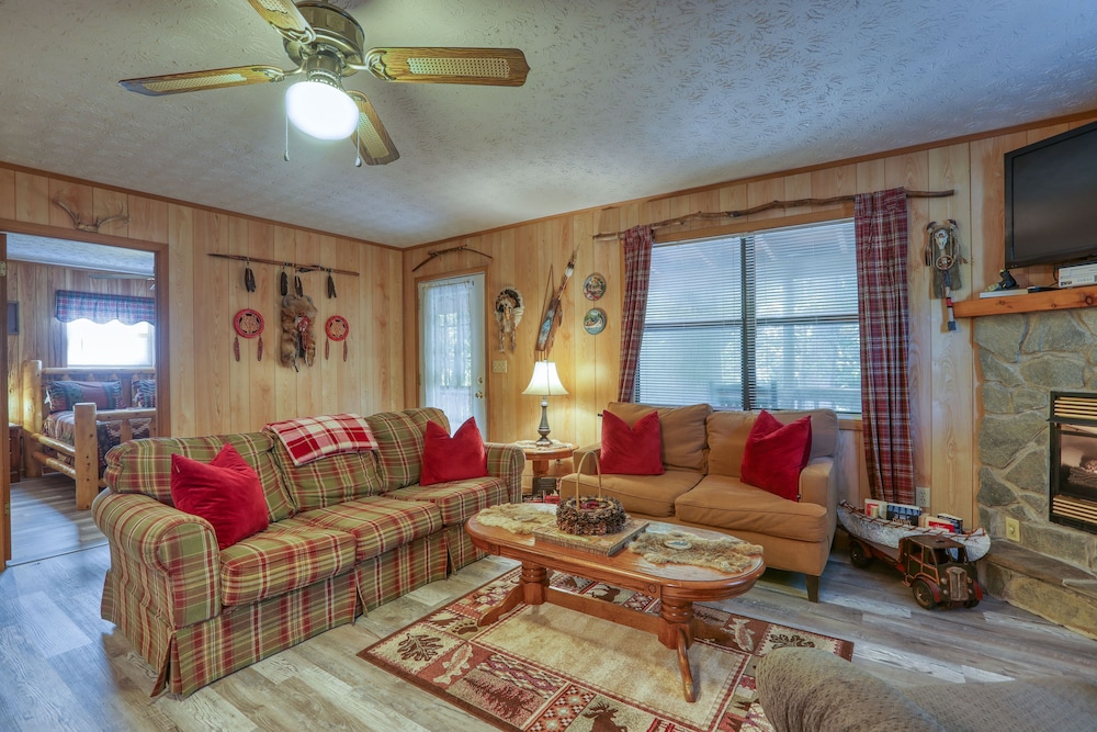 Wandering Creek - 2 Bedrooms, 1 Baths, Sleeps 6 Cabin by RedAwning