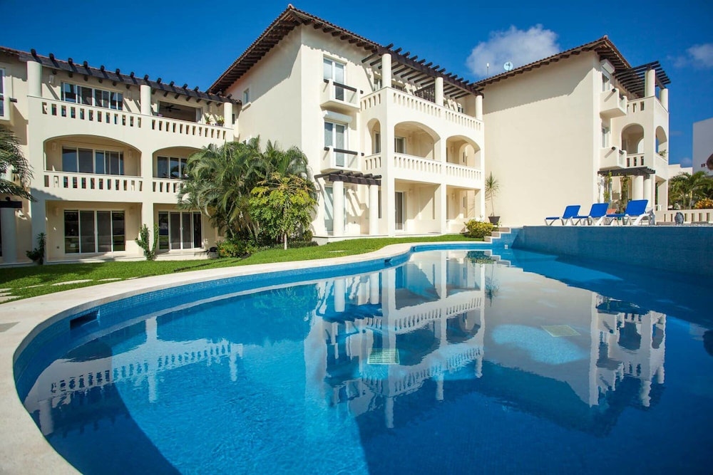 Great 2BR Condo Steps to Beach w Pool Sleeps 8 view 4