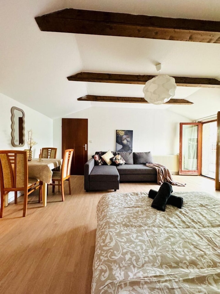 Cozy 7BR Villa Near Blumengarten