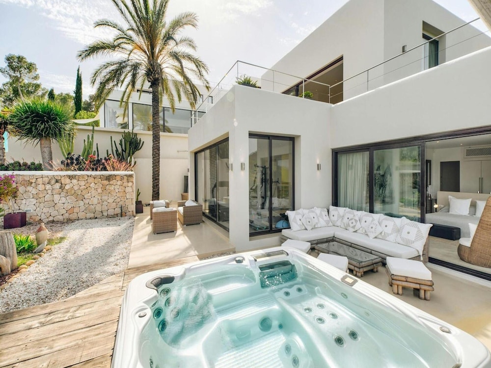 Holiday Home With Stunning Infinity Pool