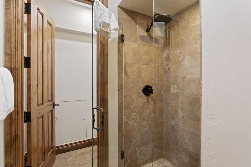 Grand Lodge - Four Bedroom #405 - Ski-in/ski-out 4 Condo