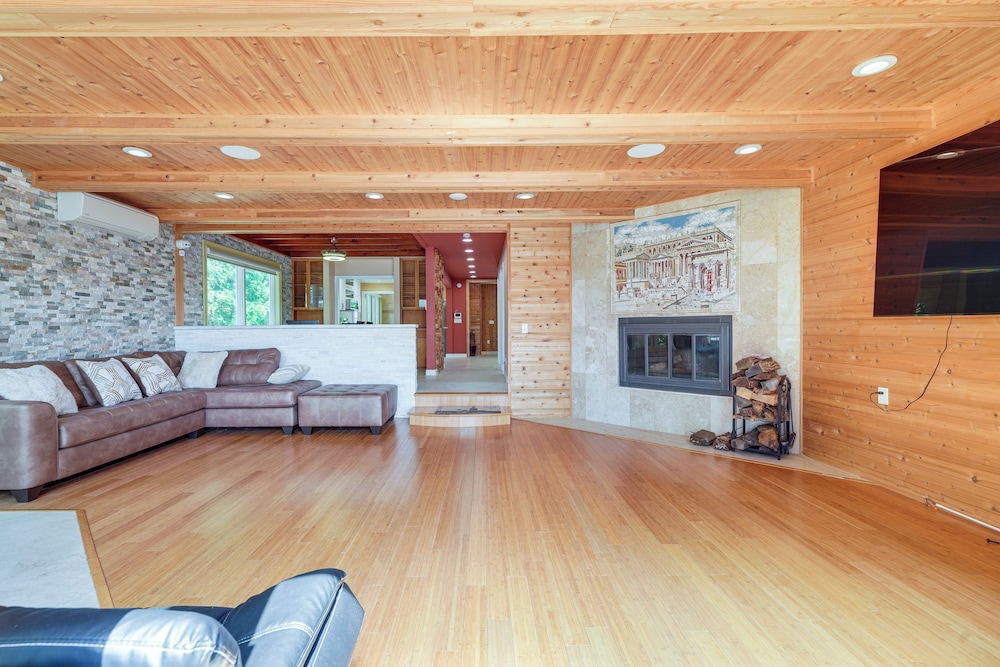Beautiful Candlewood Lake House w/ Private Dock! view 2