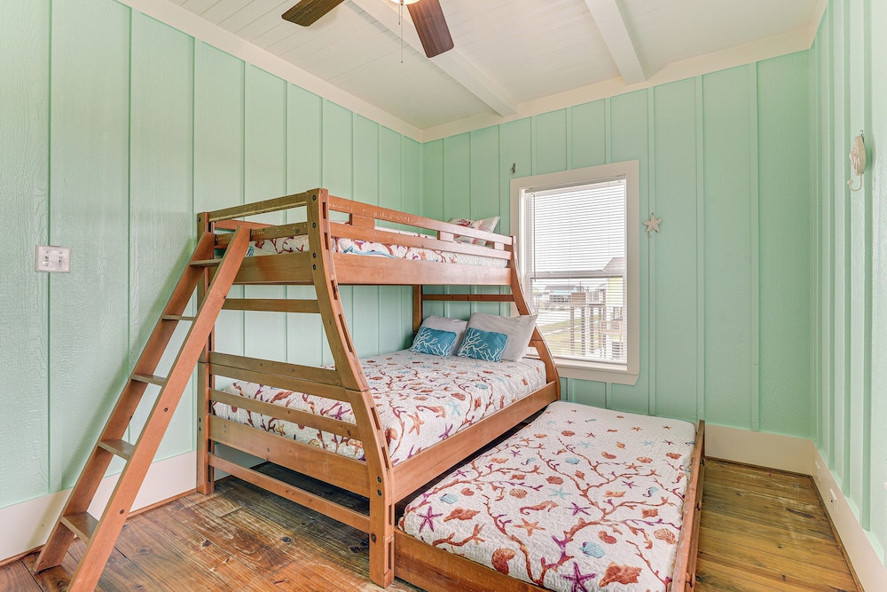 Walk to Beach: Home w/ Hot Tub & Deck in Gilchrist
