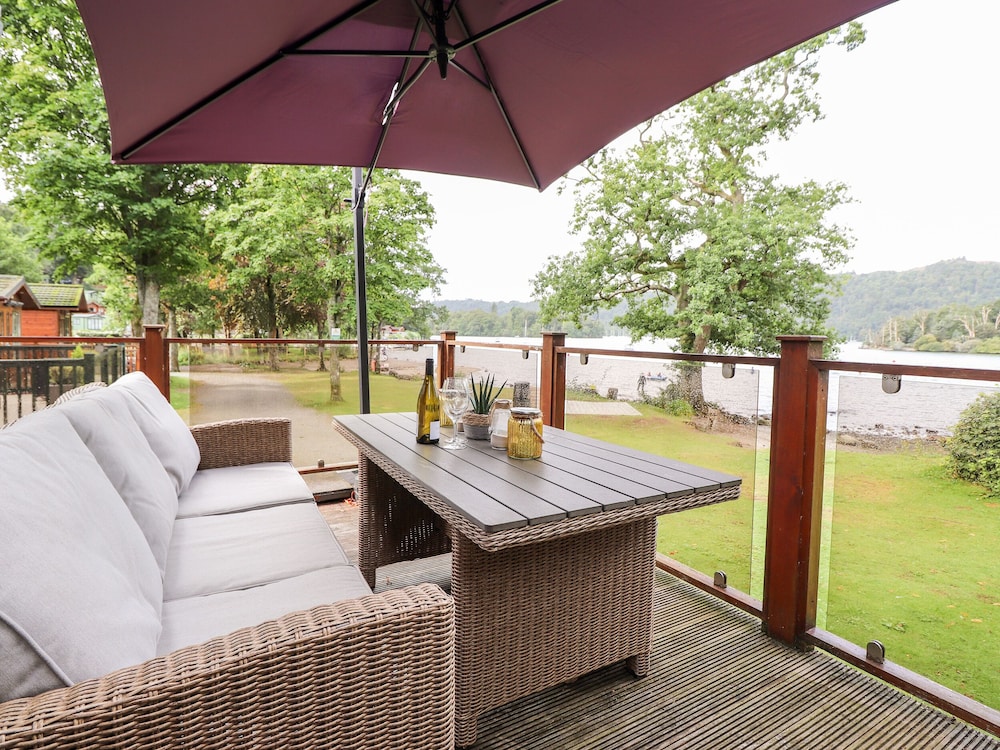 Loubi's Lakeside Lodge