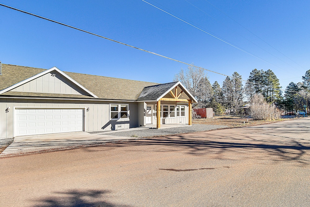 Lakeside Vacation Rental: 4 Mi to Show Low Lake!