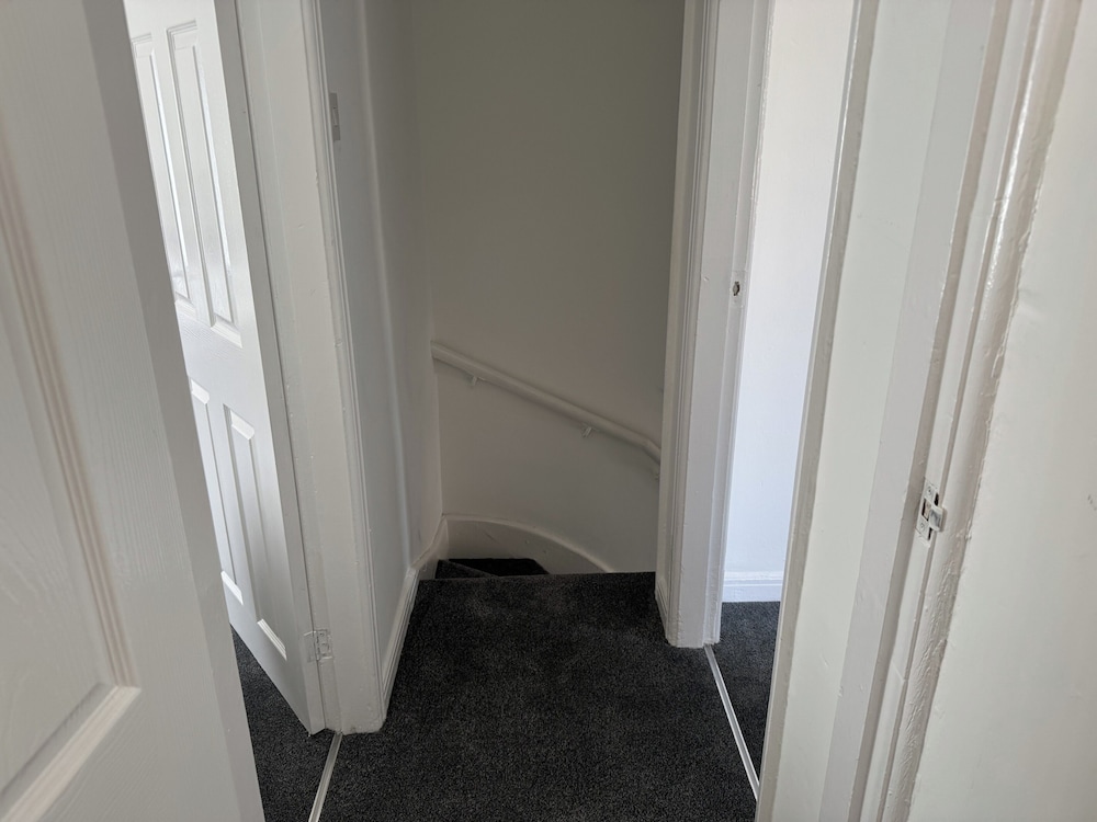 Knotty Ash - 3 Beds - Sleeps 6 - On-site Parking