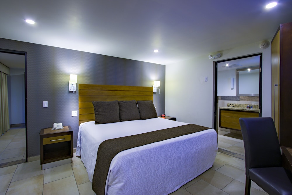 Ensenada Vacations - Hotel La Pinta - Property Image 25