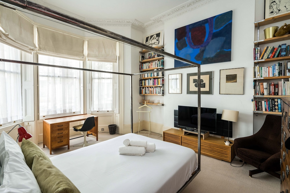 Sleek Simple & Peaceful 1Bd Flat Kensington