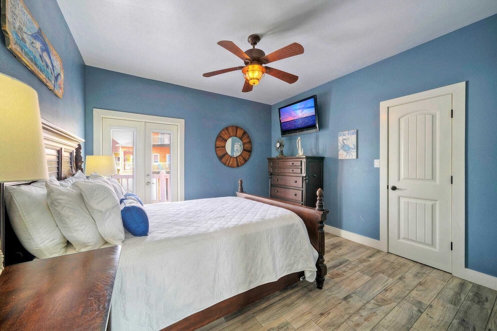 Beach Boardwalk, Pool Access & Ocean Views Coral Reef by Avantstay