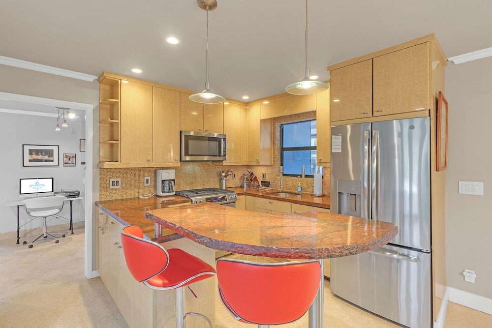 Chic 3BR Sanctuary Steps From The Drive Paradise