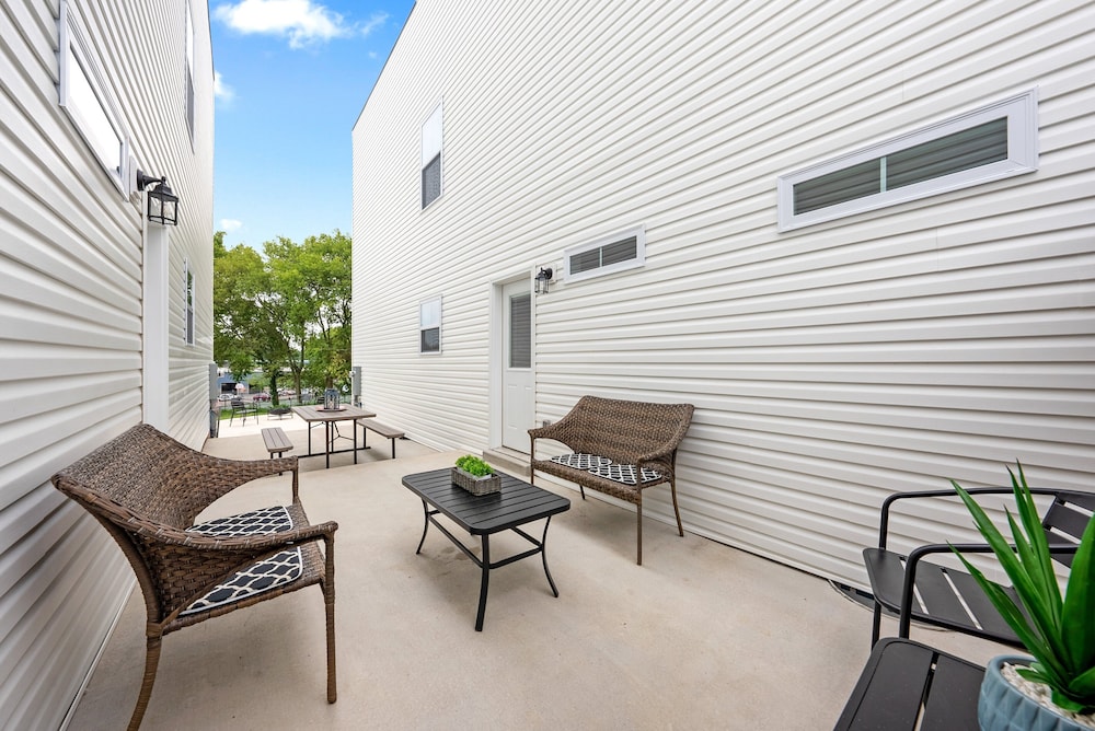 Adam's Downtown Retreat w/ Rooftop Access