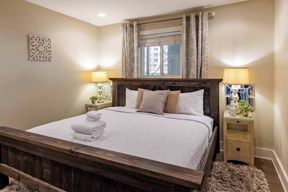 Cumberland River Views, Walk to Broadway, Downtown & Stadium Rockin' Riverfront
