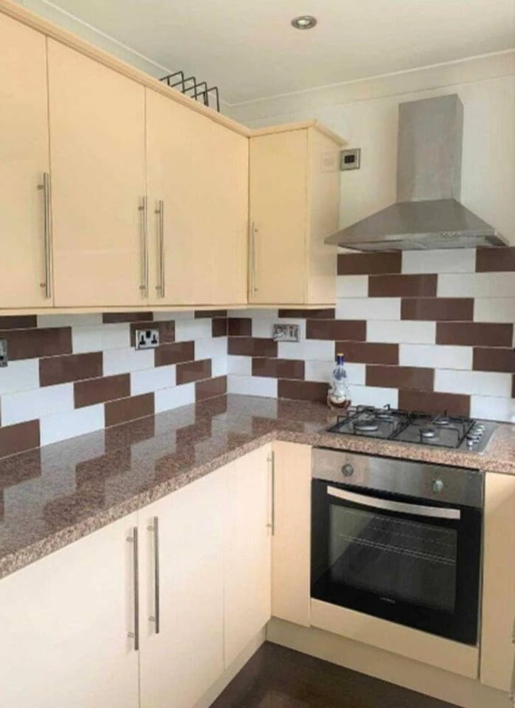 Lovely 4-bed Apartment in Harrow view 4