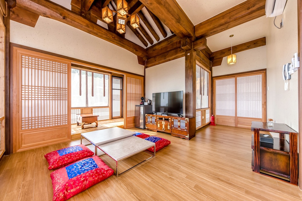 Hanok Hotel Hallagung 12