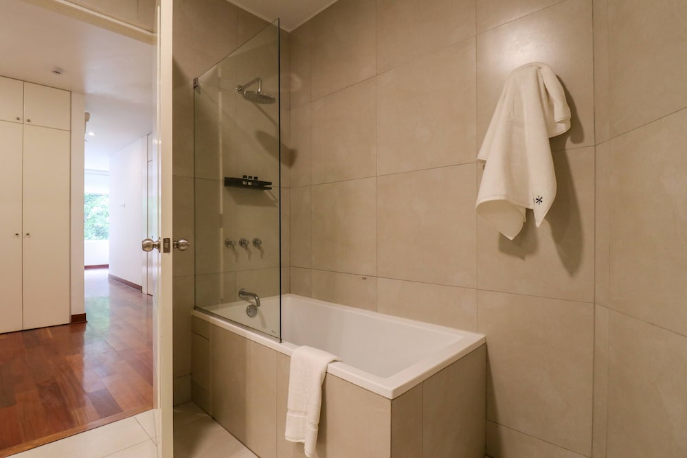 w Graceful 1BR With Balcony in Miraflores