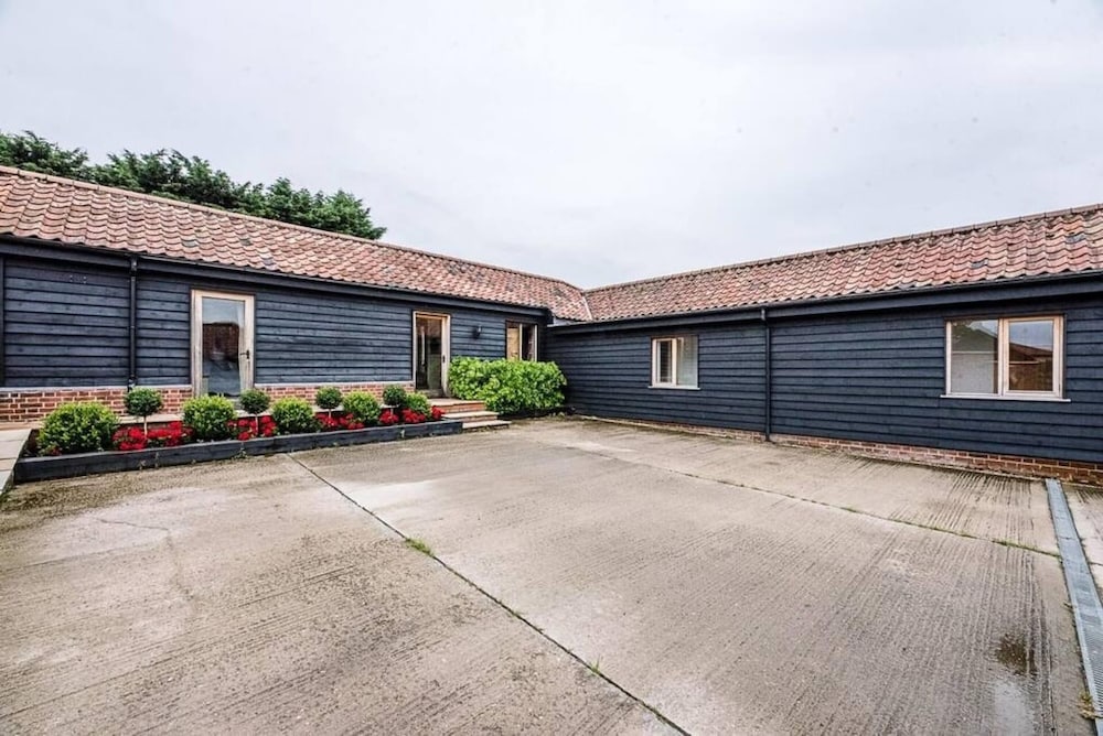Granary Barn in Base Green