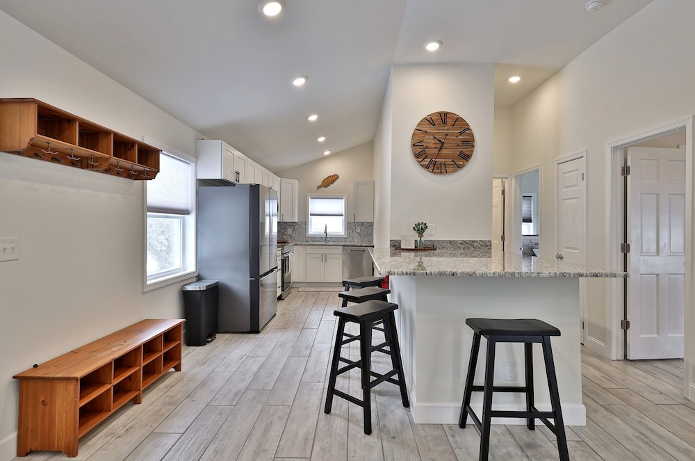 Rutland Vacations - Rutland's Hidden Gem: 2 Br/1ba Renovated Home Close To Everything 2 Bedroom Home - Property Image 20