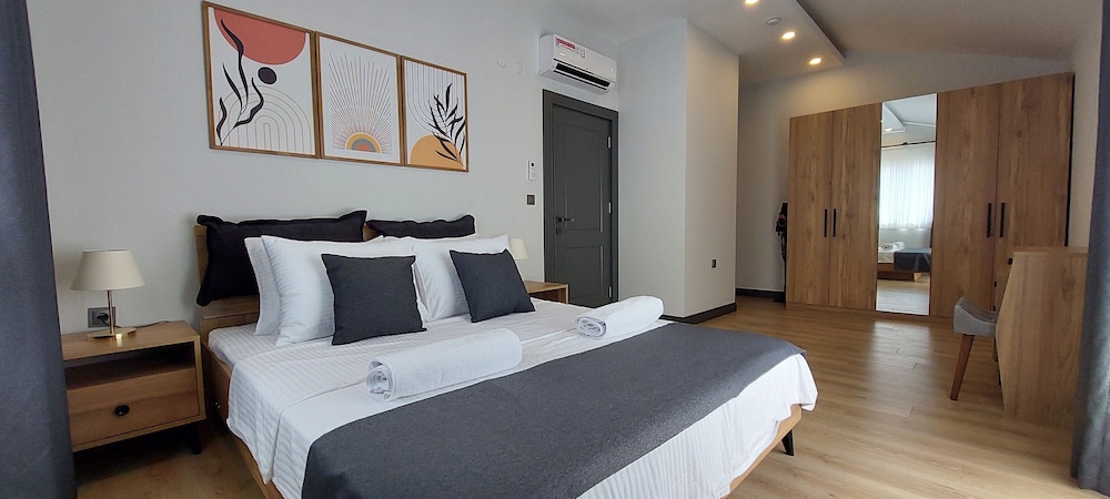 New Flat Large Living Space 4 Close to Lara Beach