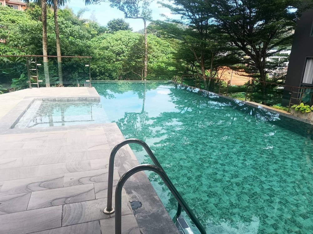 Emerald 412a - Studio With Balcony and Shared Pool
