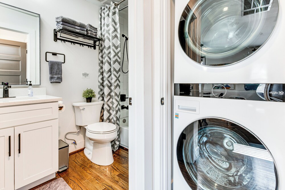 7 Mi to Dtwn Atlanta! Lovely Home w/ Backyard