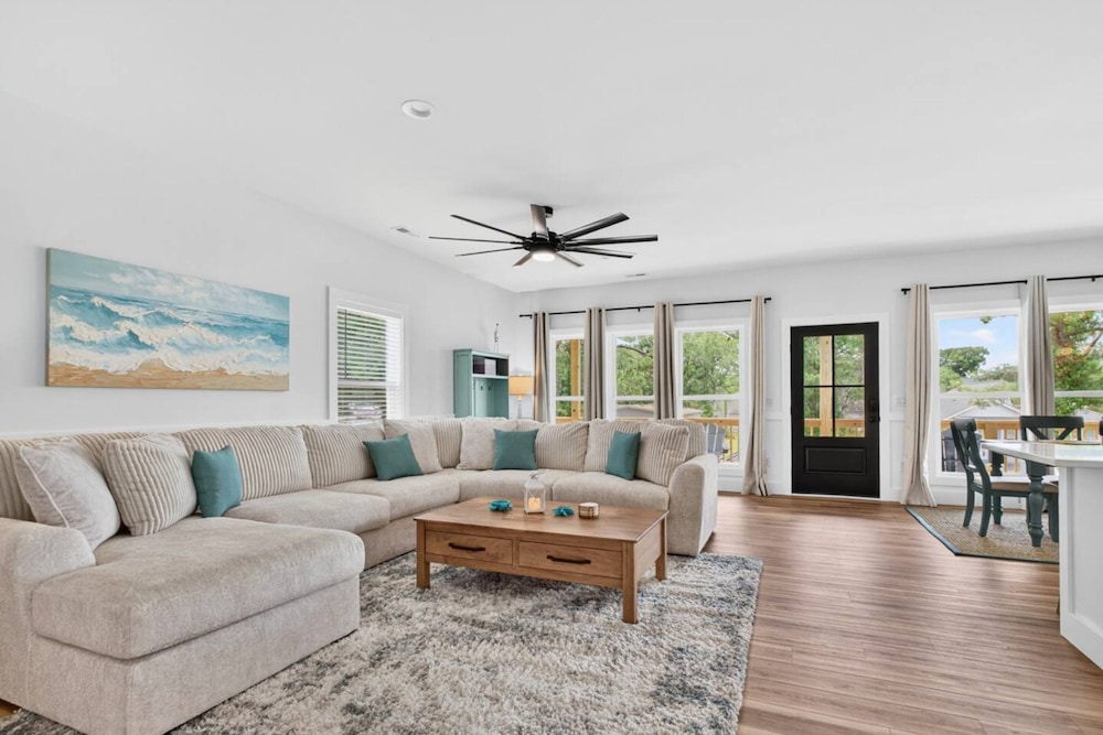 New Listing Luxury House 5 Min Walk to Beach