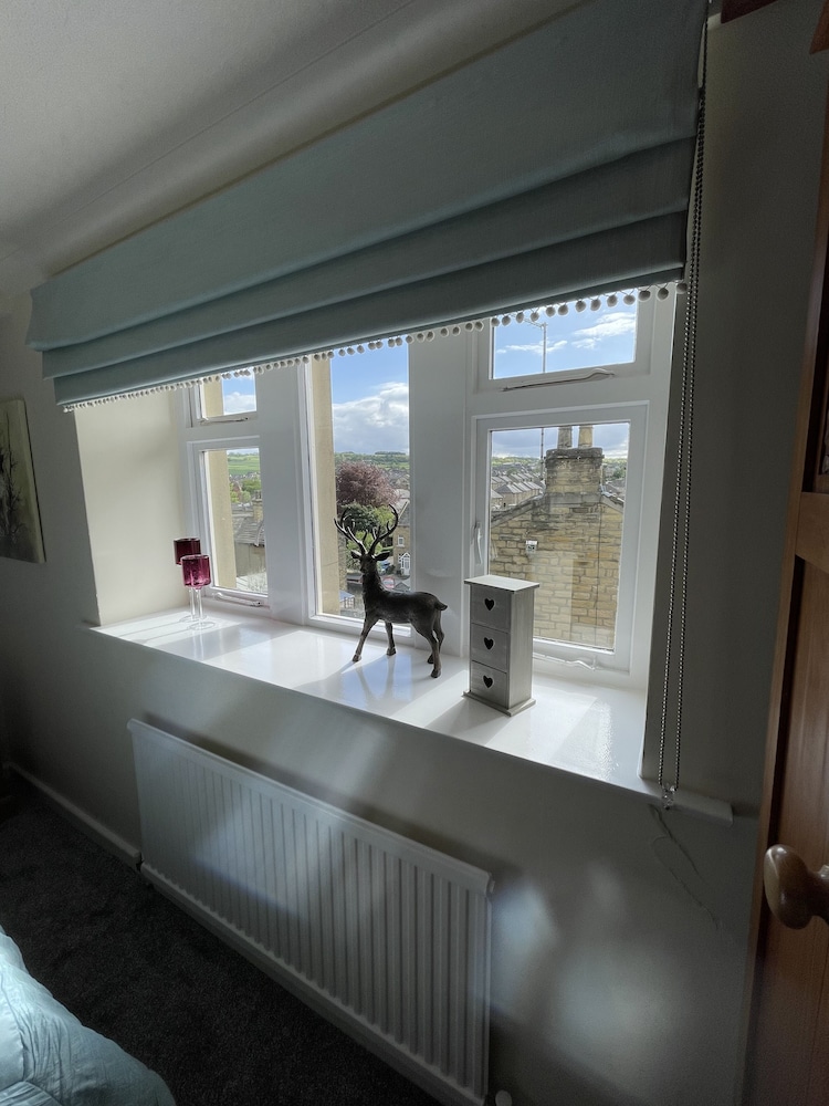 Stunning Two Bedroom Cottage in Honley view 4