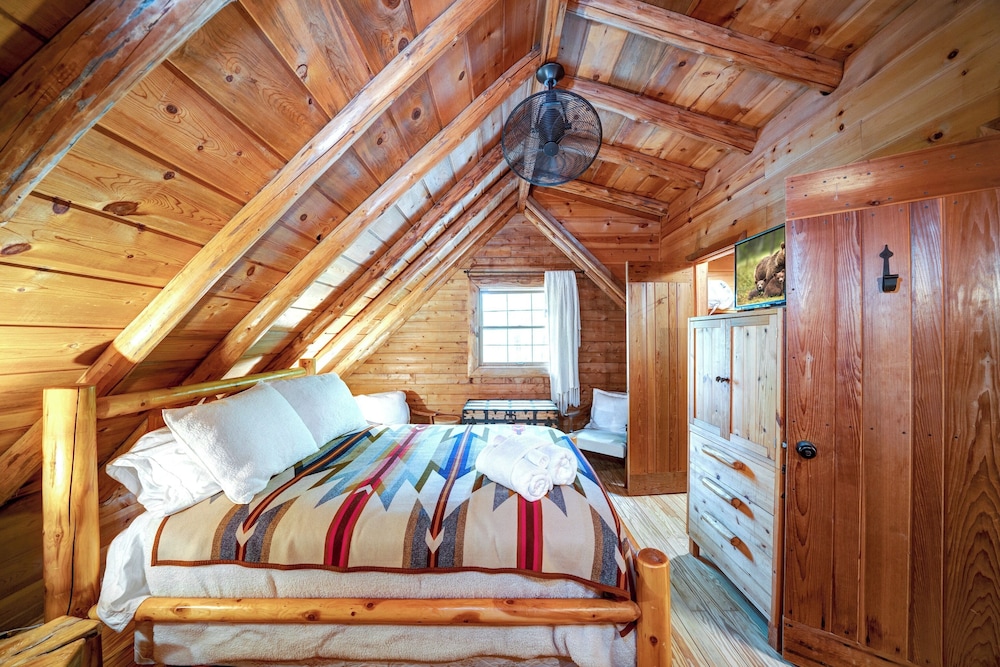The Guest House Historic Cabin in Big Canoe