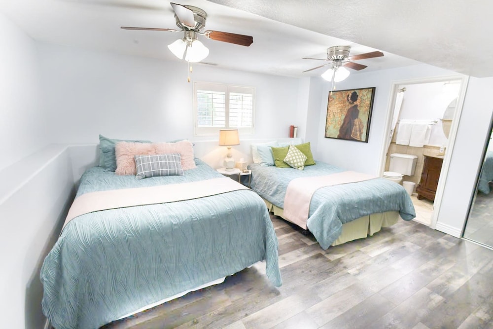 Farmington Gem 6BR Private Fenced Yard Sleeps 15