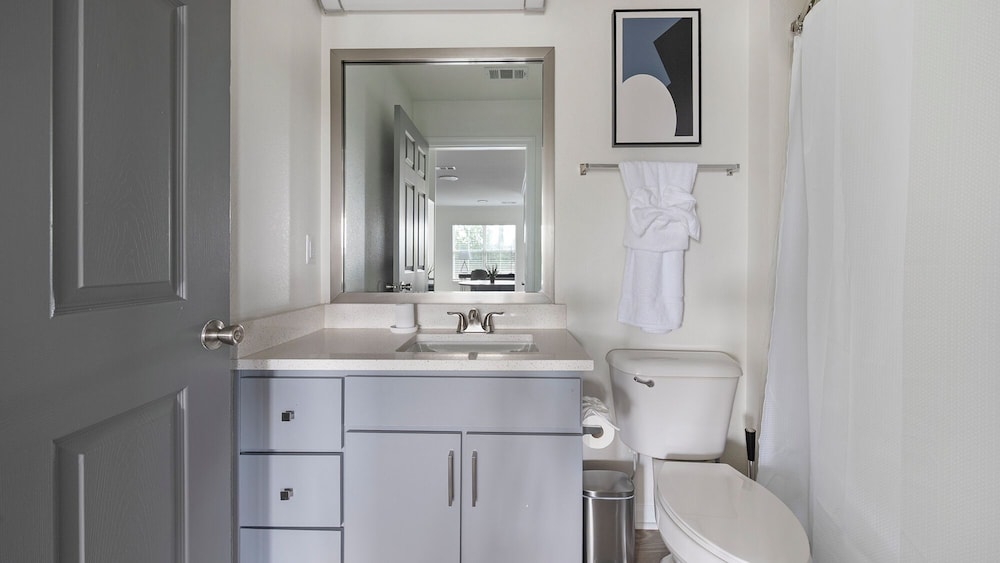 Landing Beautiful 1bd, Courtyard, Clubhouse
