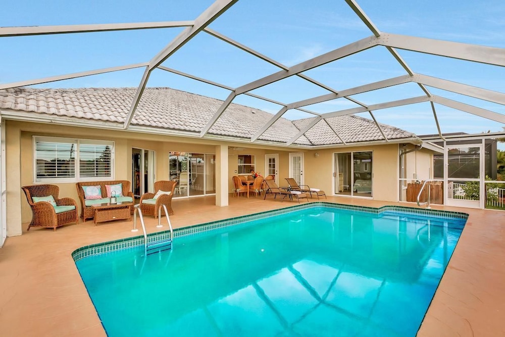 BE324 4 Bedroom Holiday Home by Marco Naples Vacation Homes