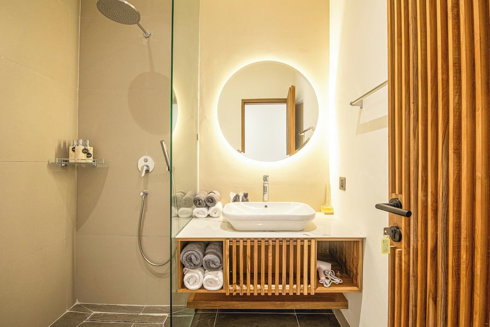 Luxury 5BR Retreat, 400m From Café Del Mar Shore