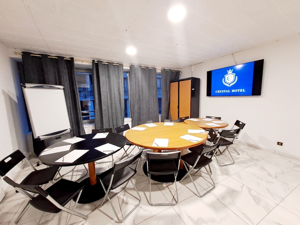 Saint-Denis Vacations - Crystal Hotel Saint Denis Basilique - Property Image 4