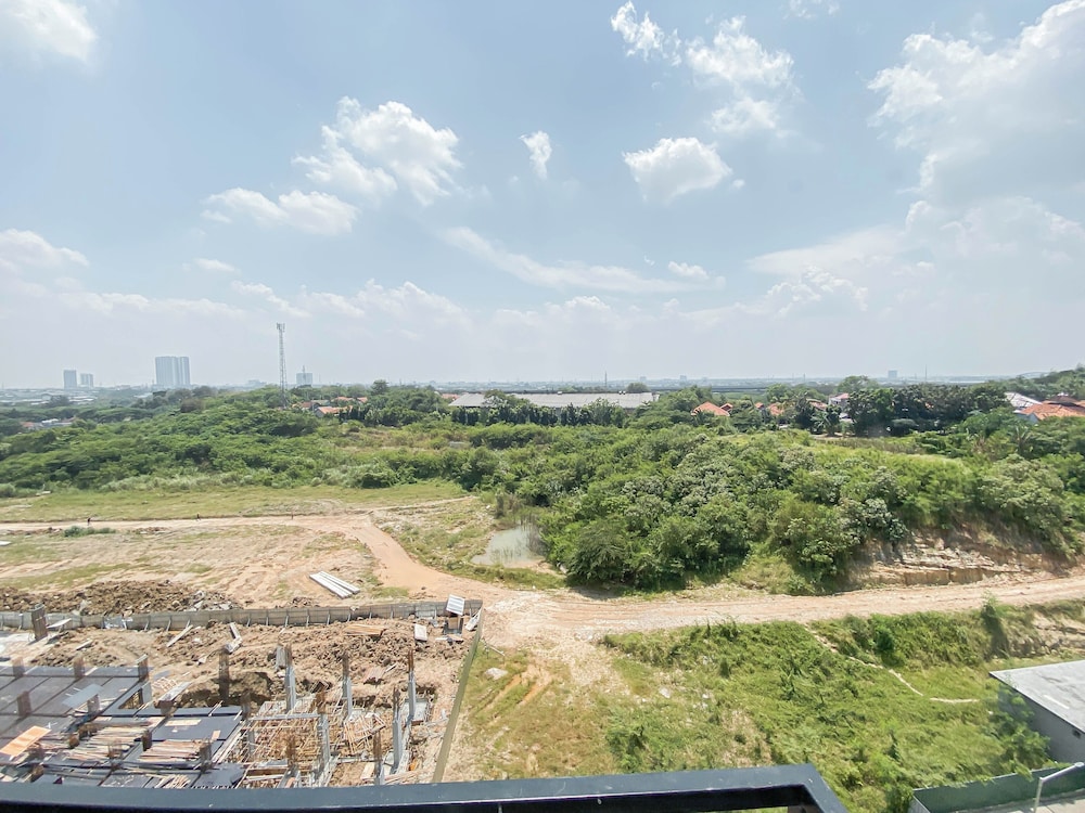 White Accent Studio At Apartment Meikarta Near Paramadina University
