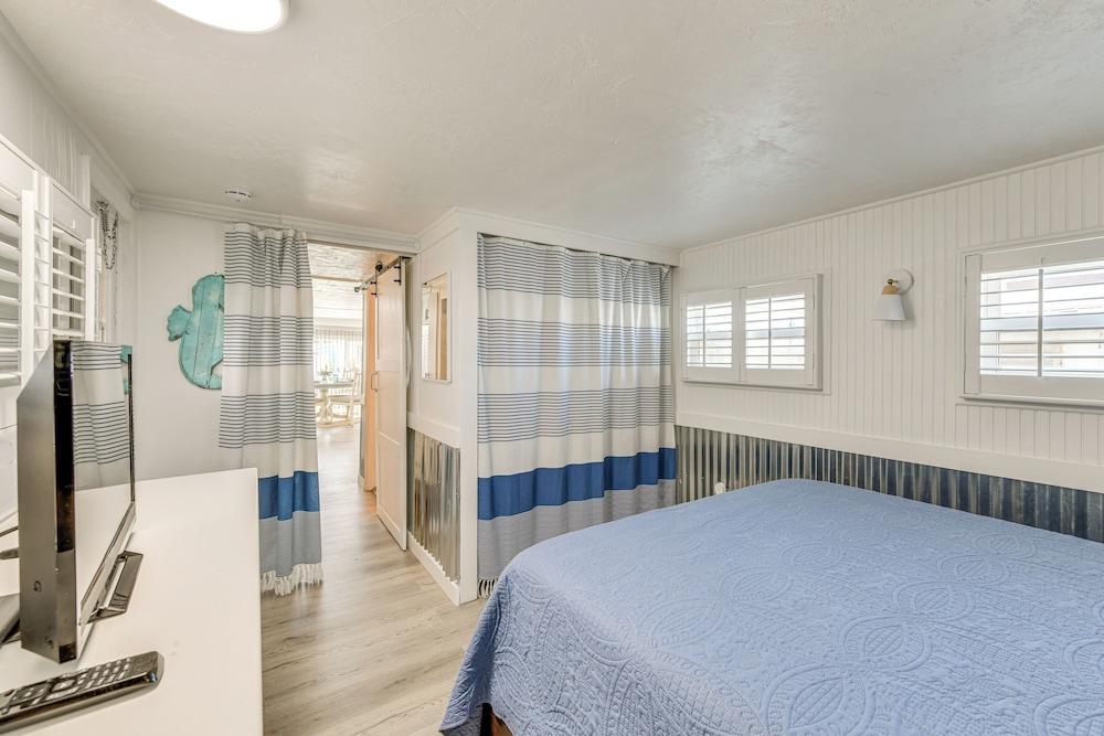Screened-in Patio: Home 2 Mi to Cortez Beach!