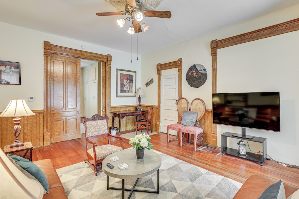 Walk to Medina Public Square: 1880 Historic Home