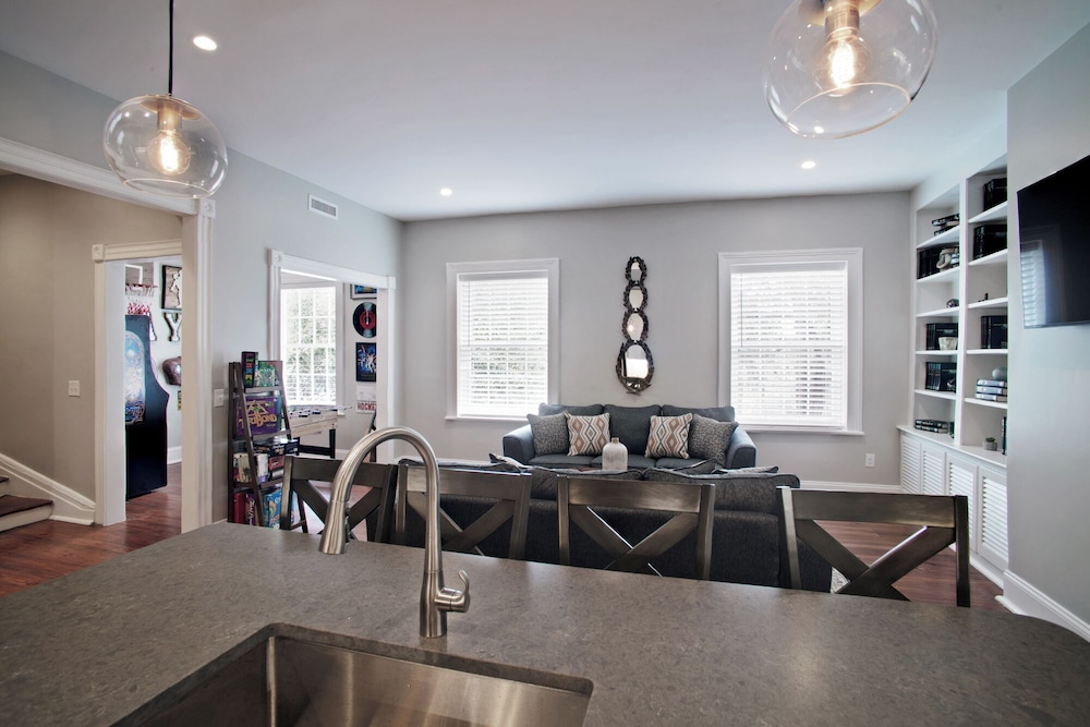 Newly Renovated 4 bed 3 bath & 2 Parking