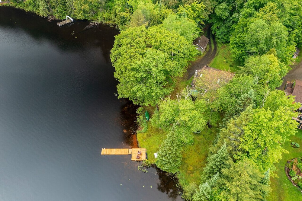 Bear Essentials Lakefront Hideaway