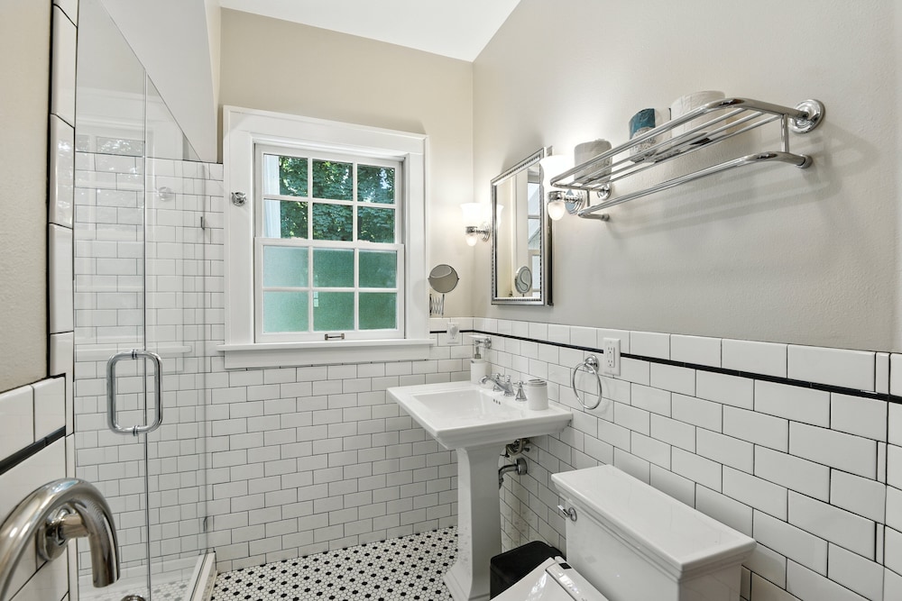 Charming Manville Heights Cottage Retreat 3 Bedroom Home
